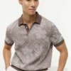 Polo de manga curta com estampado tropical Polo de manga curta com estampado tropical