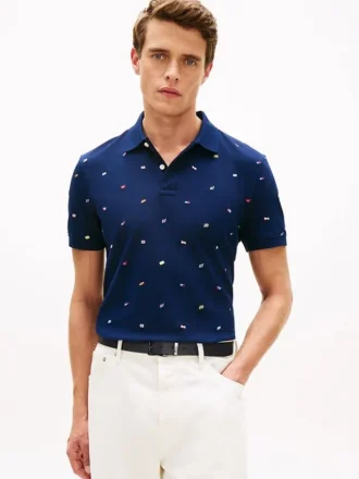 Polo de piqué com bandeira em toda a peça, corte regular