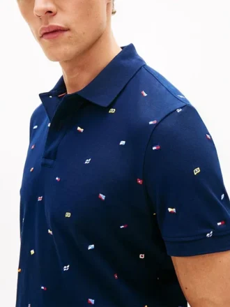 Polo de piqué com bandeira em toda a peça, corte regular