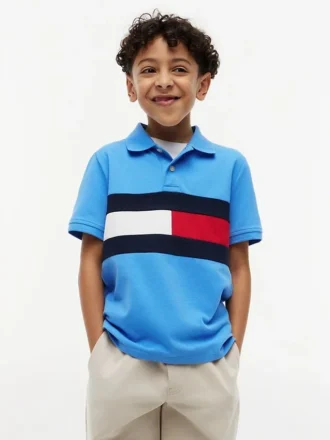 Polo elástico com bandeira em blocos de cor para criança