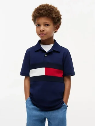 Polo elástico com bandeira em blocos de cor para criança