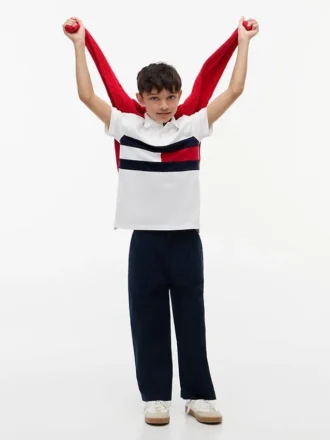 Polo elástico com bandeira em blocos de cor para criança