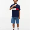 Polo elástico com bandeira em blocos de cor para criança Polo elástico com bandeira em blocos de cor para criança