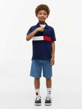Polo elástico com bandeira em blocos de cor para criança