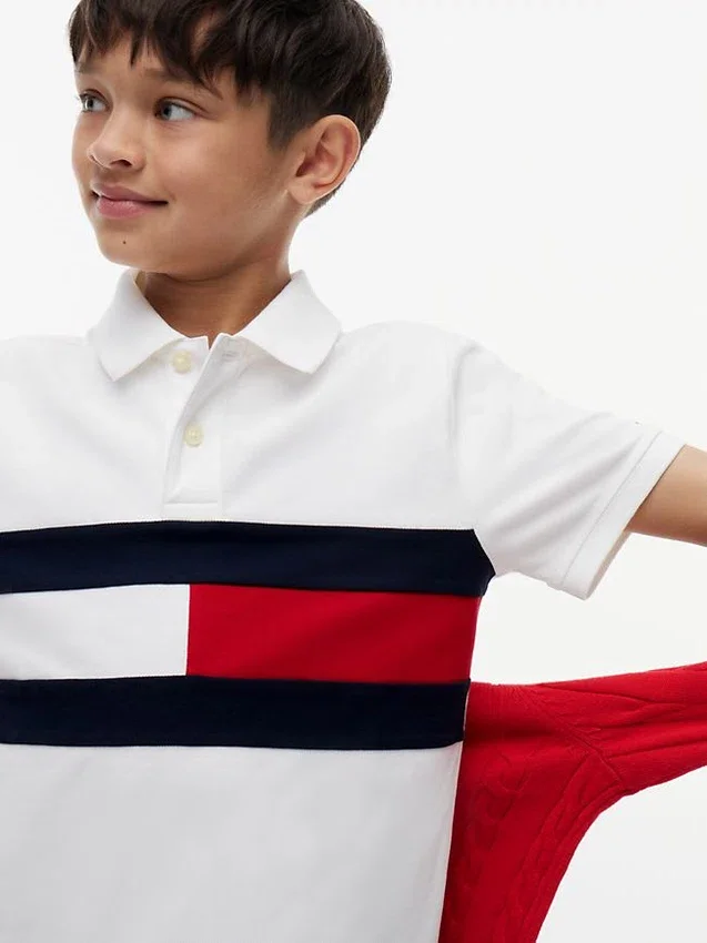 Polo elástico com bandeira em blocos de cor para criança Polo elástico com bandeira em blocos de cor para criança