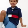 Polo elástico com bandeira em blocos de cor para criança Polo elástico com bandeira em blocos de cor para criança