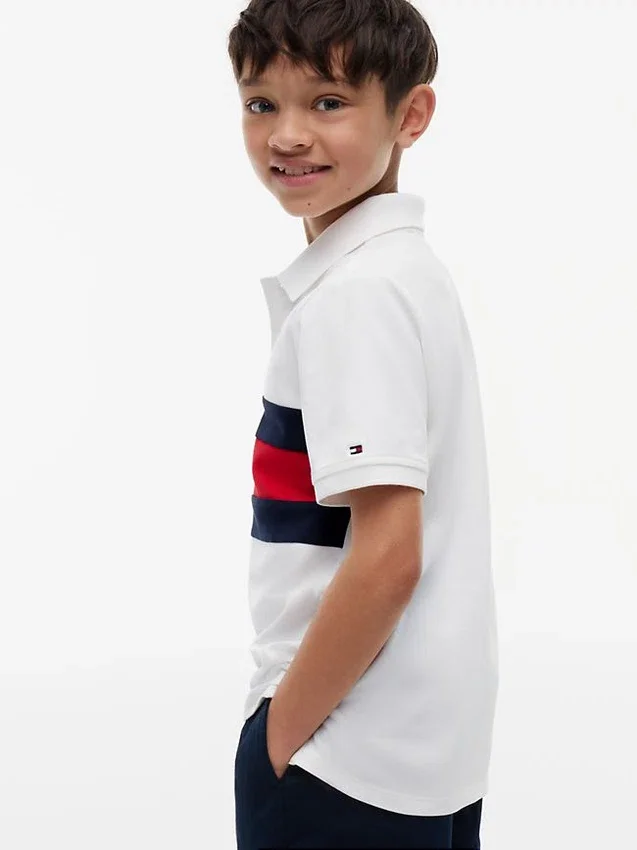 Polo elástico com bandeira em blocos de cor para criança Polo elástico com bandeira em blocos de cor para criança
