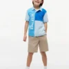 Polo elástico com logótipo em blocos de cor para criança Polo elástico com logótipo em blocos de cor para criança
