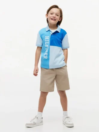 Polo elástico com logótipo em blocos de cor para criança