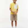 Polo elástico com logótipo em blocos de cor para criança Polo elástico com logótipo em blocos de cor para criança