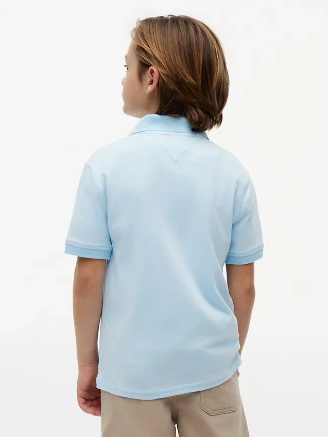 Polo elástico com logótipo em blocos de cor para criança Polo elástico com logótipo em blocos de cor para criança