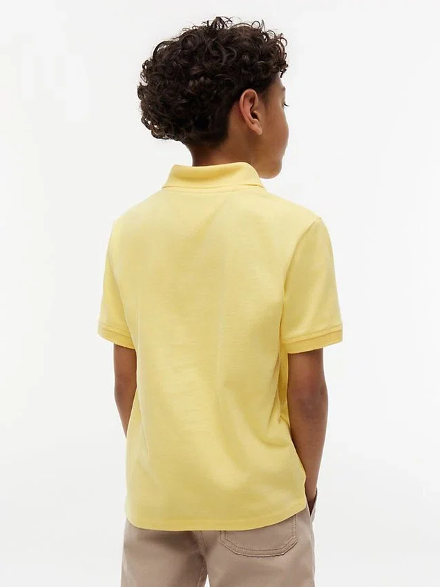 Polo elástico com logótipo em blocos de cor para criança Polo elástico com logótipo em blocos de cor para criança