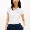 Polo elástico com monograma em letra cursiva e corte justo Polo elástico com monograma em letra cursiva e corte justo