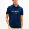 Polo em piqué com bandeira náutica e corte regular Polo em piqué com bandeira náutica e corte regular
