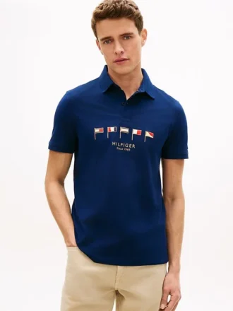 Polo em piqué com bandeira náutica e corte regular