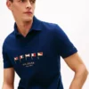 Polo em piqué com bandeira náutica e corte regular Polo em piqué com bandeira náutica e corte regular