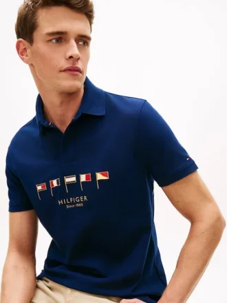 Polo em piqué com bandeira náutica e corte regular