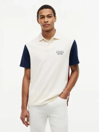 Polo em piqué com blocos de cor e corte clássico