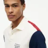 Polo em piqué com blocos de cor e corte clássico Polo em piqué com blocos de cor e corte clássico