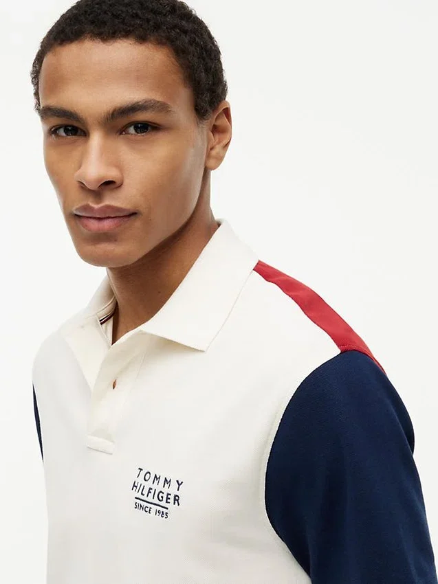 Polo em piqué com blocos de cor e corte clássico Polo em piqué com blocos de cor e corte clássico