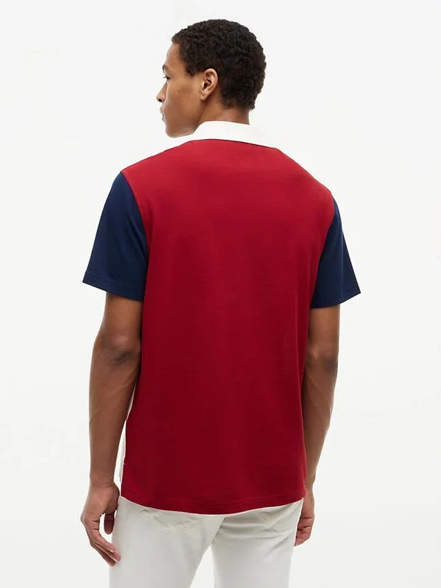 Polo em piqué com blocos de cor e corte clássico Polo em piqué com blocos de cor e corte clássico