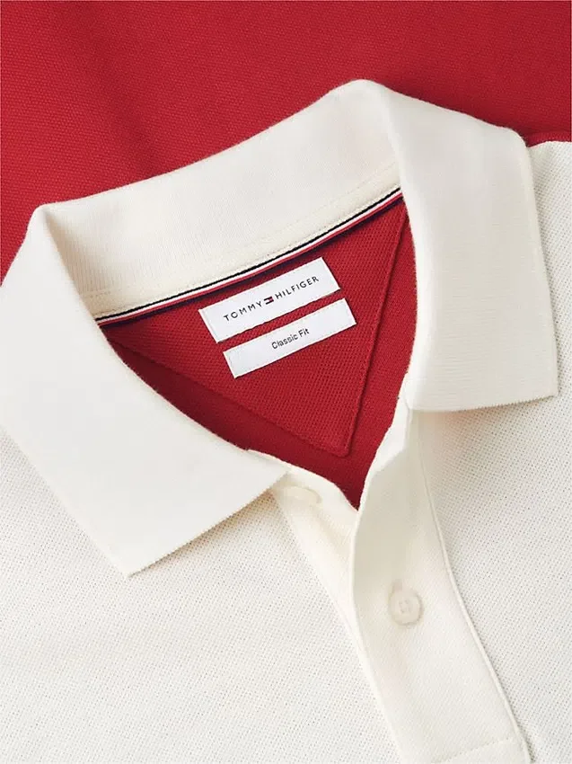 Polo em piqué com blocos de cor e corte clássico Polo em piqué com blocos de cor e corte clássico