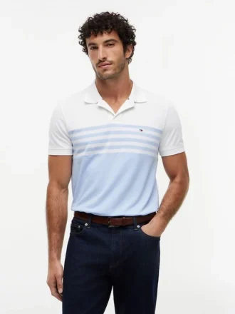 Polo em piqué com blocos de cor e corte regular
