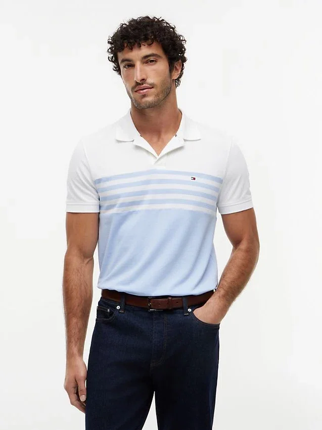 Polo em piqué com blocos de cor e corte regular Polo em piqué com blocos de cor e corte regular