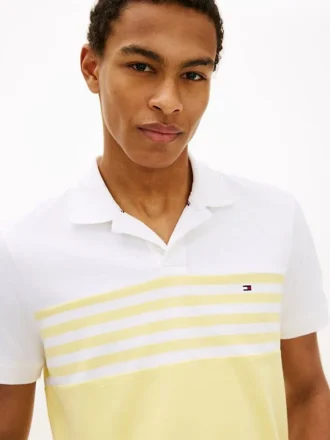 Polo em piqué com blocos de cor e corte regular