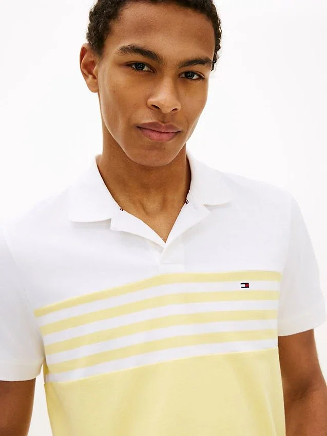 Polo em piqué com blocos de cor e corte regular Polo em piqué com blocos de cor e corte regular