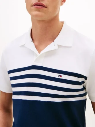 Polo em piqué com blocos de cor e corte regular
