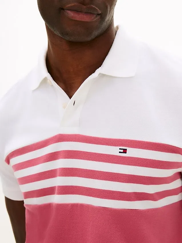 Polo em piqué com blocos de cor e corte regular Polo em piqué com blocos de cor e corte regular