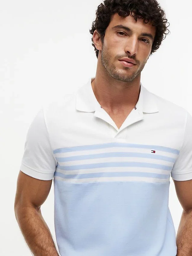 Polo em piqué com blocos de cor e corte regular Polo em piqué com blocos de cor e corte regular