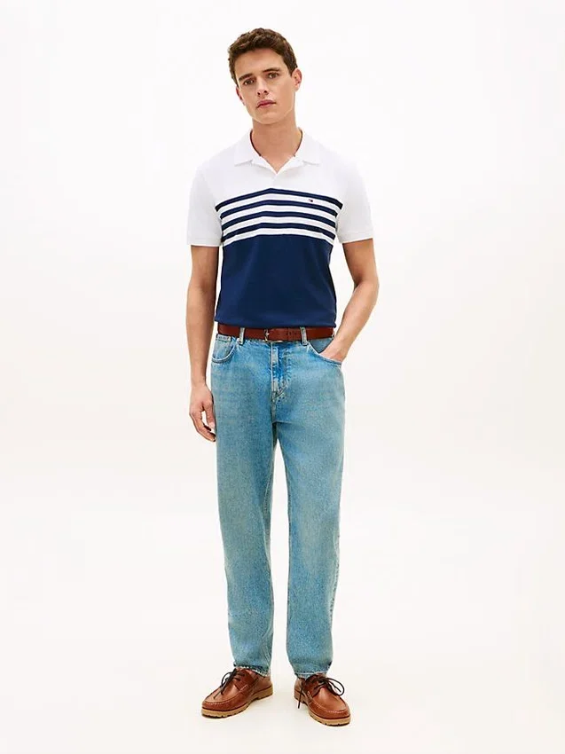 Polo em piqué com blocos de cor e corte regular Polo em piqué com blocos de cor e corte regular
