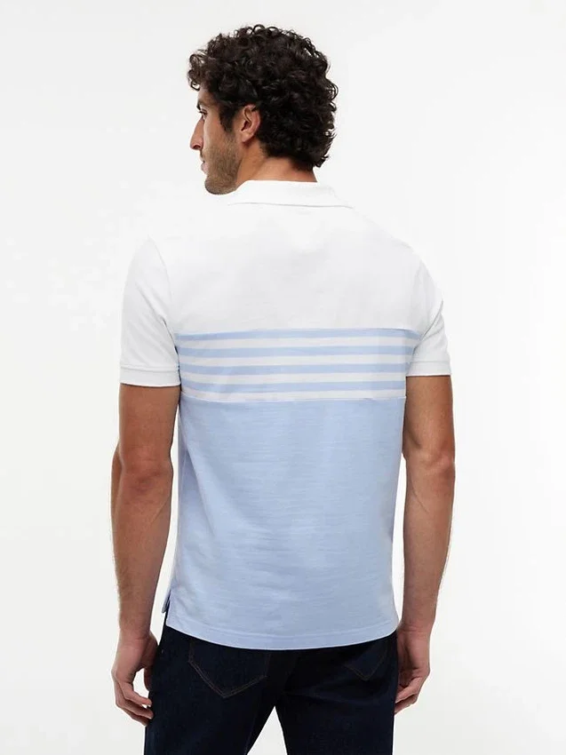 Polo em piqué com blocos de cor e corte regular Polo em piqué com blocos de cor e corte regular