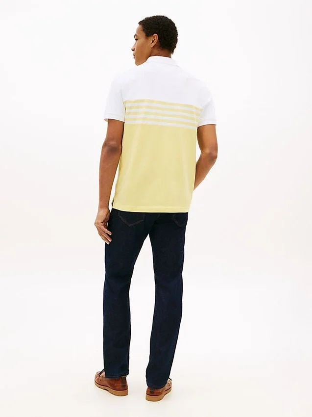 Polo em piqué com blocos de cor e corte regular Polo em piqué com blocos de cor e corte regular