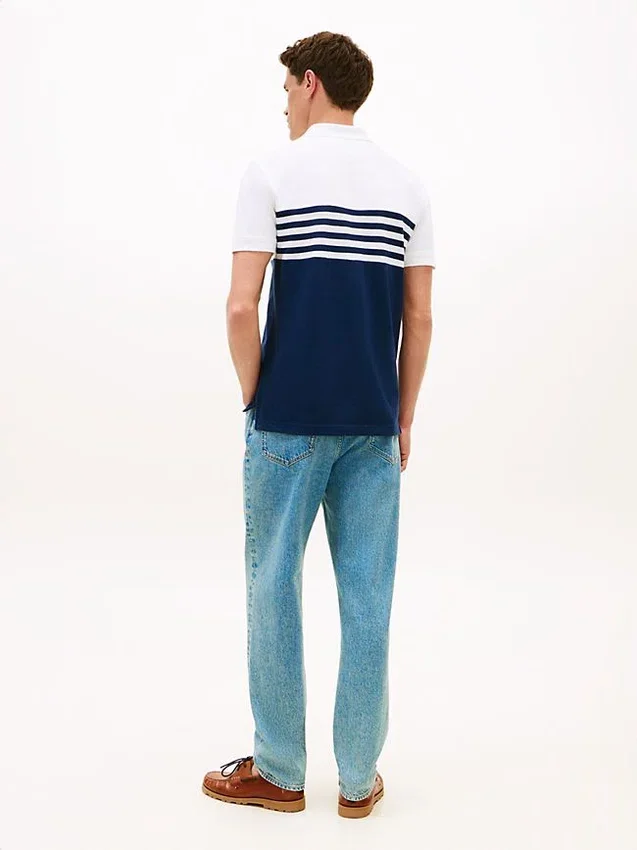 Polo em piqué com blocos de cor e corte regular Polo em piqué com blocos de cor e corte regular