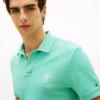 Polo em piqué com monograma em letra cursiva, corte regular Polo em piqué com monograma em letra cursiva, corte regular
