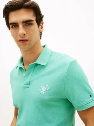 Polo em piqué com monograma em letra cursiva, corte regular