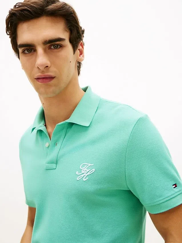 Polo em piqué com monograma em letra cursiva, corte regular Polo em piqué com monograma em letra cursiva, corte regular