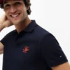 Polo em piqué com monograma em letra cursiva, corte regular Polo em piqué com monograma em letra cursiva, corte regular