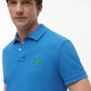 Polo em piqué com monograma em letra cursiva, corte regular Polo em piqué com monograma em letra cursiva, corte regular