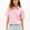 Polo em piqué com monograma em letra cursiva e corte descontraído Polo em piqué com monograma em letra cursiva e corte descontraído