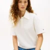 Polo em piqué com monograma em letra cursiva e corte descontraído Polo em piqué com monograma em letra cursiva e corte descontraído
