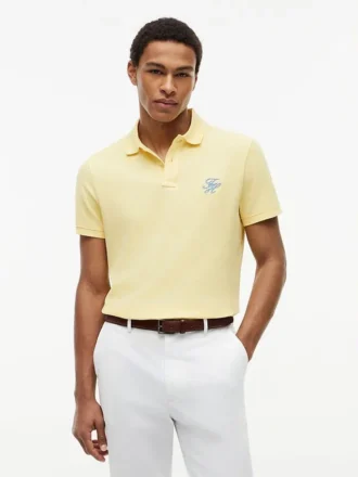 Polo em piqué com monograma em letra cursiva e corte regular