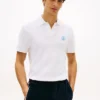 Polo em piqué com monograma em letra cursiva e corte regular Polo em piqué com monograma em letra cursiva e corte regular
