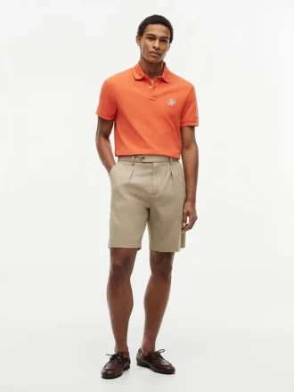 Polo em piqué com monograma em letra cursiva e corte regular