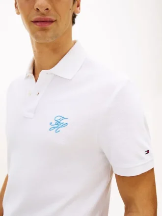 Polo em piqué com monograma em letra cursiva e corte regular