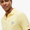 Polo em piqué com monograma em letra cursiva e corte regular Polo em piqué com monograma em letra cursiva e corte regular