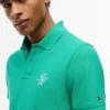 Polo em piqué com monograma em letra cursiva e corte regular Polo em piqué com monograma em letra cursiva e corte regular